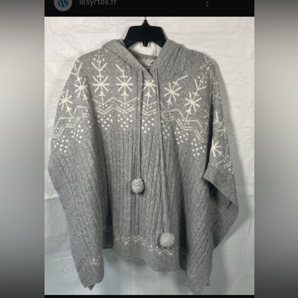Soft surroundings-poncho grey/white 
Snowflake pattern - Pom Pom’s